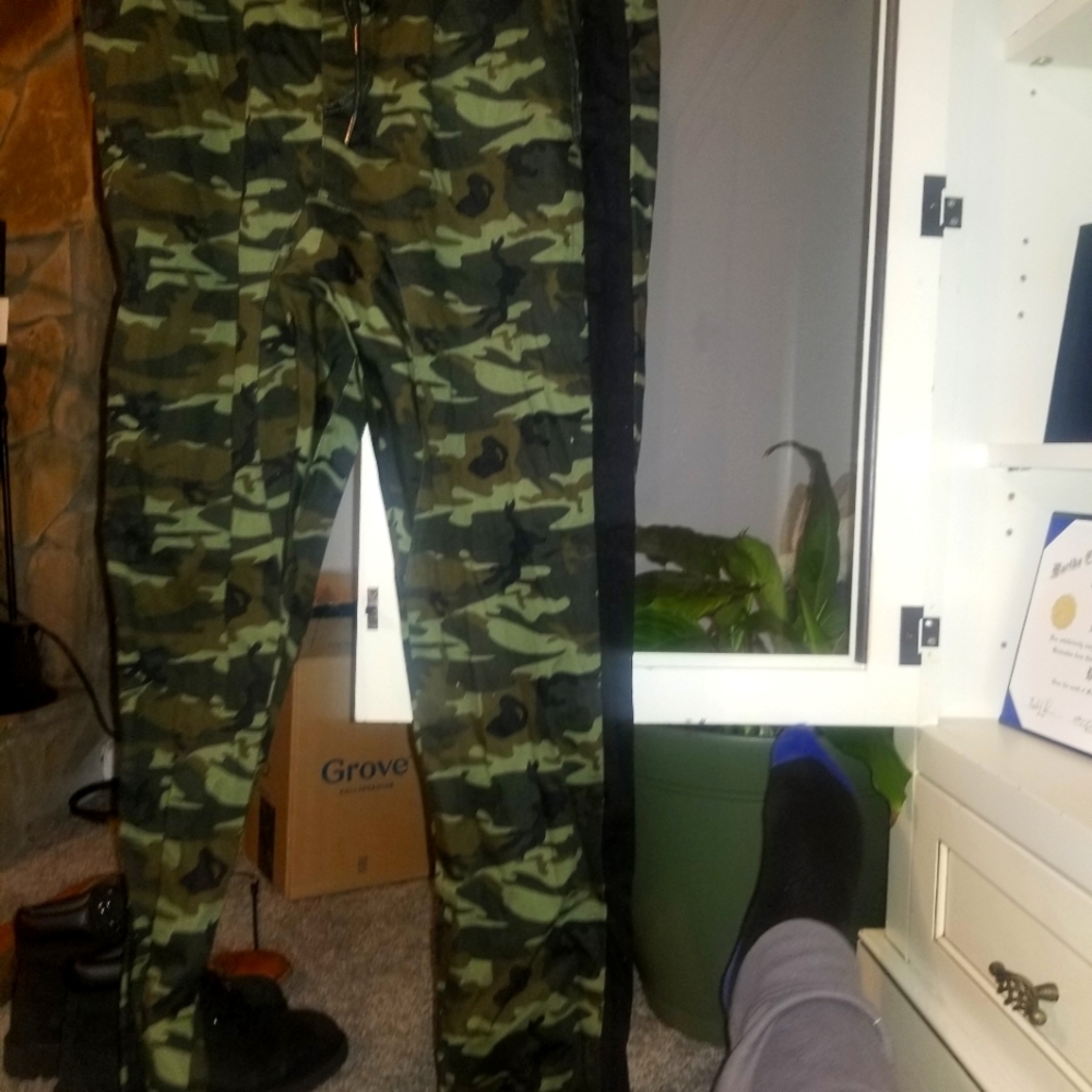 NWT Kayden K unisex camo joggers